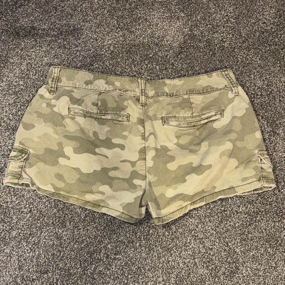 ARIZONA HEAN CO Olive Camo Women's Cargo Shorts Size 7 - Picture 3 of 6
